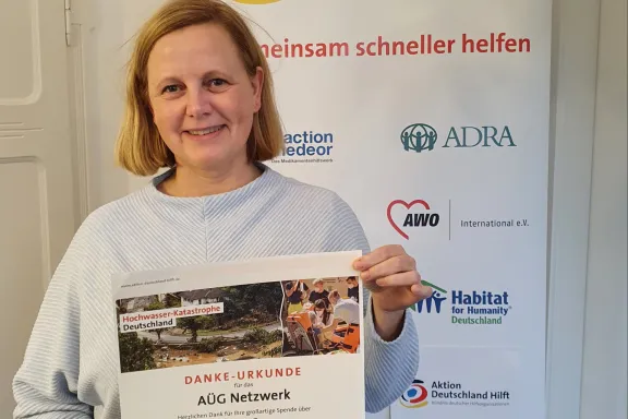 Bild von "Aktion Deutschland hilft" überreicht Spendenurkunde